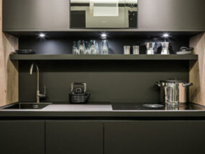Zwarte pantry keuken