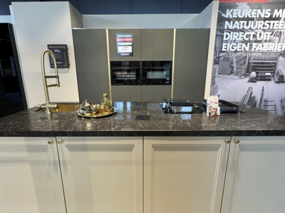 Landelijke eilandkeuken met Caesarstone werkblad