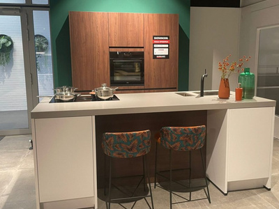 Notenhout decor keuken met composiet werkblad