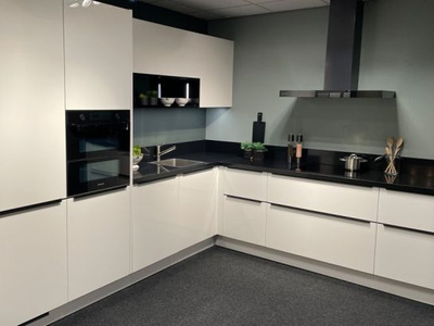 Moderne keuken in hoekopstelling wit hoogglans