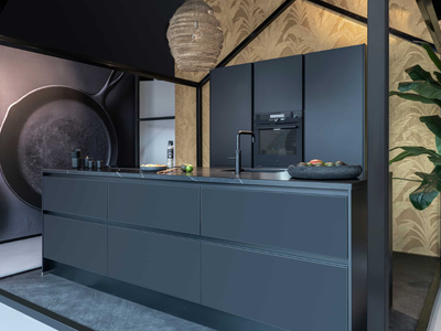 Luxe zwarte eilandkeuken
