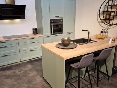 Parallel keuken met kaderfronten in de kleur Riet