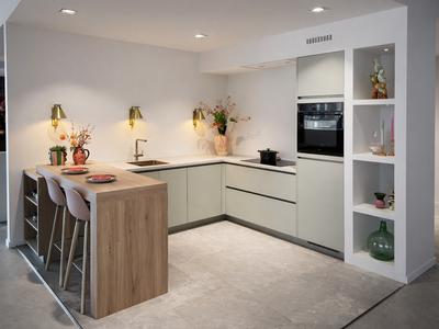 Jadegroene vrolijke keuken met bar n23
