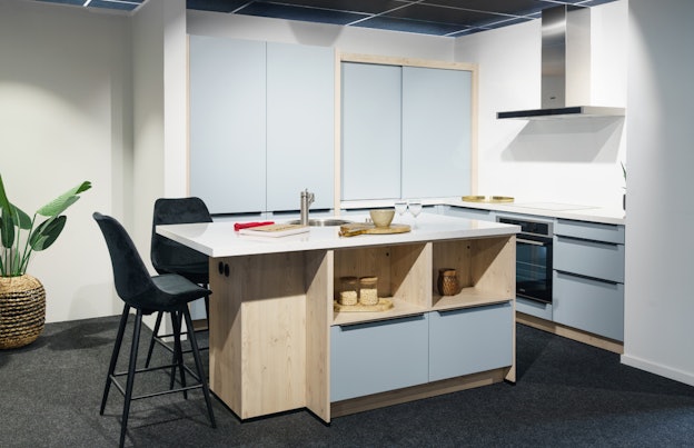Hout met ijsblauwe eilandkeuken