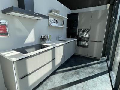 moderne taupe grijze keuken