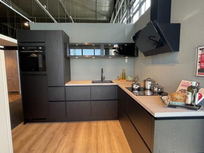 moderne zwarte houtlook keuken