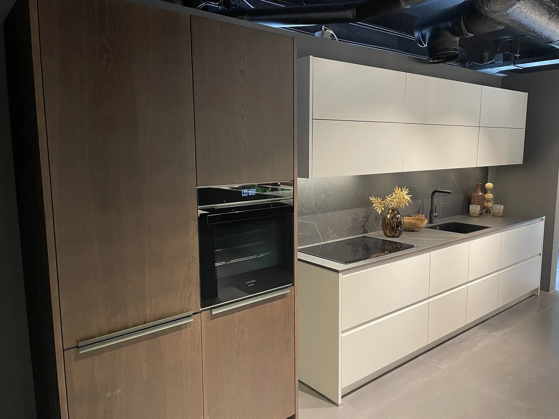 Strakke Schüller Alea Matt keuken met eiken fineerkasten