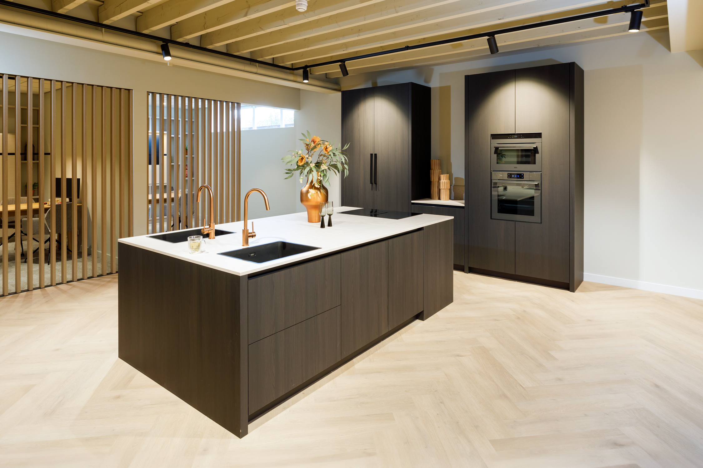 donkere designkeuken met royaal kookeiland s21