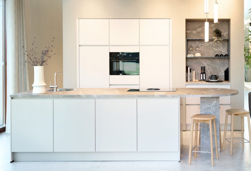 Kashmir concept130 eiland keuken met ronde bar