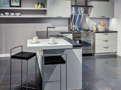 Strakke L showroomkeuken met RVS fornuis