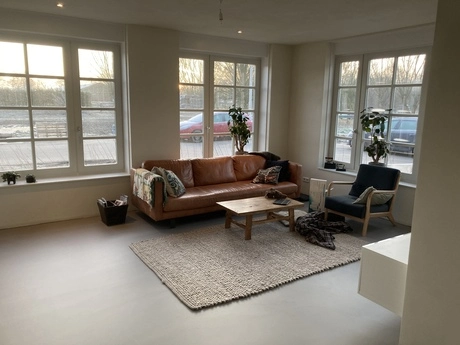de woonkamer heeft een gietvloer