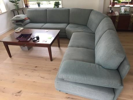 houten vloer in woonkamer met hoekbank