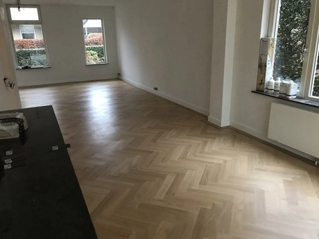 houten vloer met visgraatmotief in woonkamer