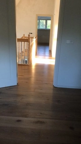 houten vloer verlicht door zonlicht in gang