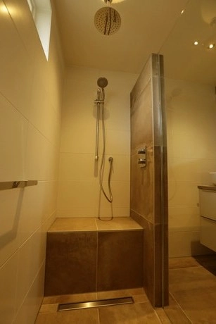 inloopdouche met beige en bruine tegels