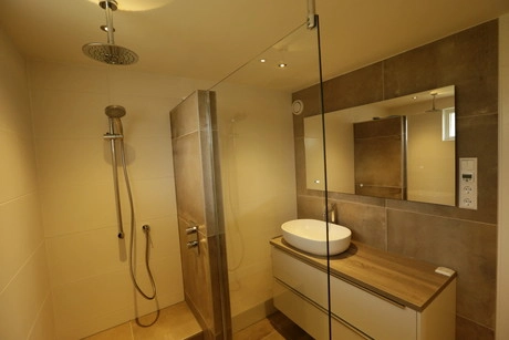 moderne badkamer met douche en wastafel