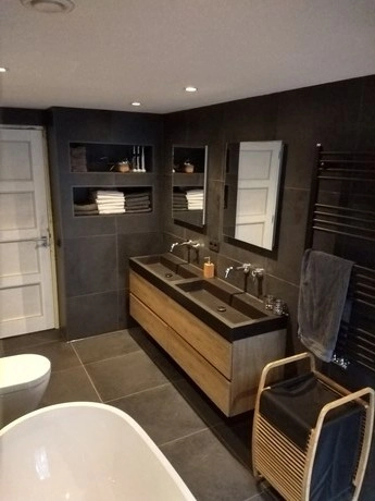 moderne badkamer met dubbele wastafel en bad