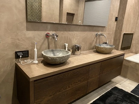 moderne badkamer met dubbele wastafel en spiegels