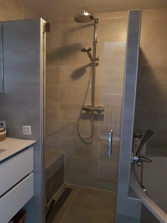 moderne badkamer met een inloopdouche en ligbad