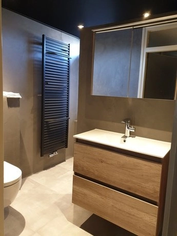 moderne badkamer met houten wastafelmeubel en spiegel