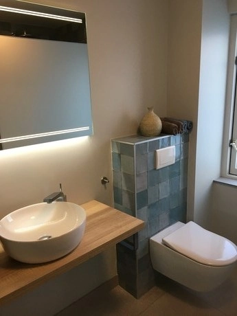 moderne badkamer met minimalistisch ontwerp en toilet