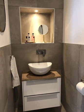 moderne badkamer met wasbak en spiegel