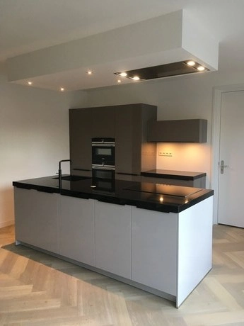 moderne keuken met een centraal kookeiland