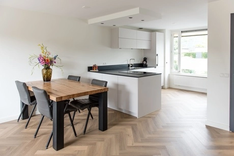 moderne keuken met eethoek en bloemenvaas