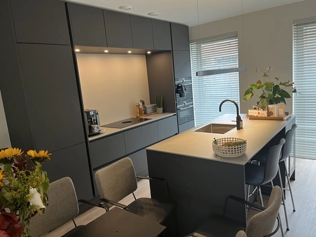 moderne keuken met eiland en eetstoelen