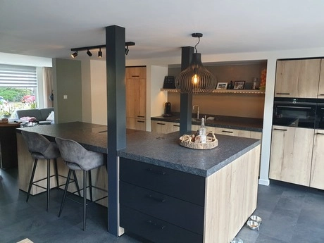 moderne keuken met eiland en hanglamp