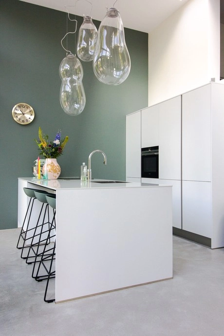 moderne keuken met eiland en hanglampen
