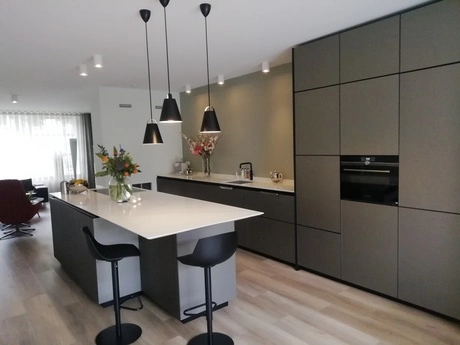 moderne keuken met eiland en hanglampen