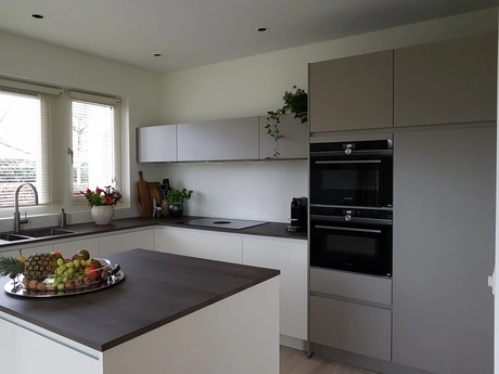 moderne keuken met fruitschaal en planten