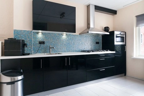 moderne keuken met glanzende zwarte kasten