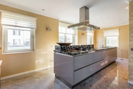 moderne keuken met groot kookeiland en ramen