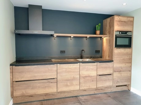 moderne keuken met houten kasten en apparatuur