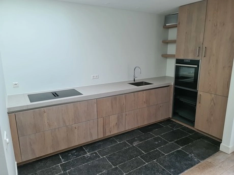 moderne keuken met houten kasten en stenen vloer