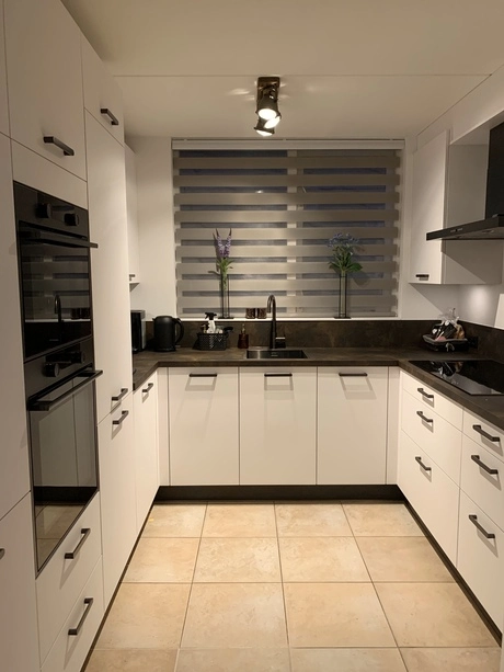 moderne keuken met witte kasten en planten