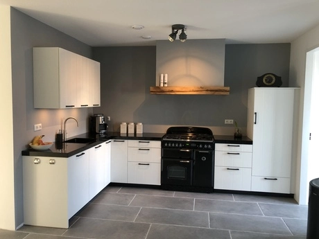 moderne keuken met zwart witte meubels en apparatuur