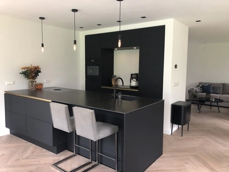 moderne keuken met zwarte meubels en accessoires