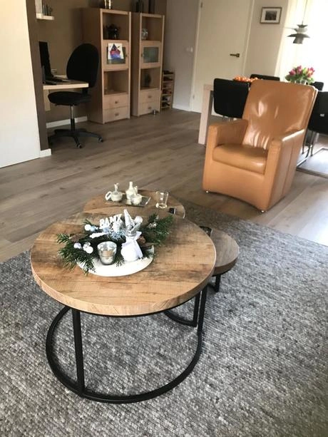 ronde tafel met decoraties in woonkamerinterieur