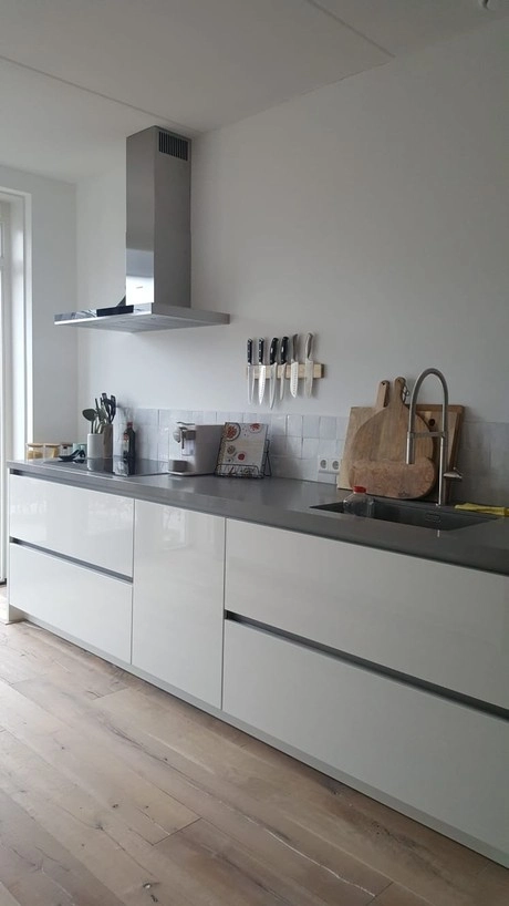 strakke moderne keuken met wit interieur ontwerp