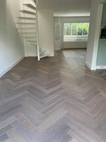 visgraat houten vloer in lichte kamer