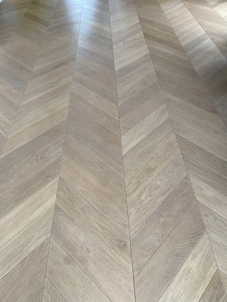visgraatpatroon houten vloer met lichte tinten