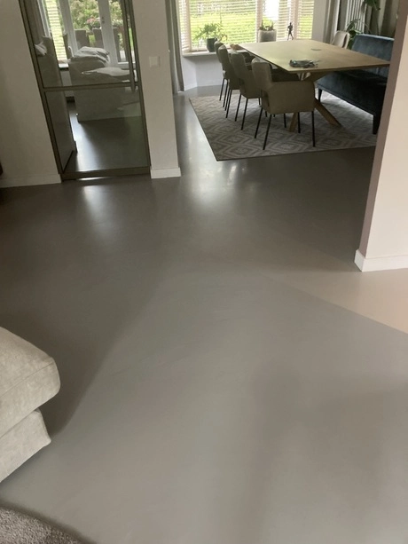 vloer van gietvloer in moderne kamer