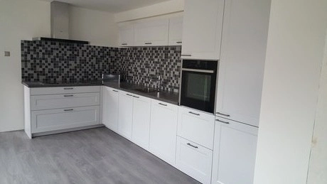 witte keuken met grijze vloer en tegels
