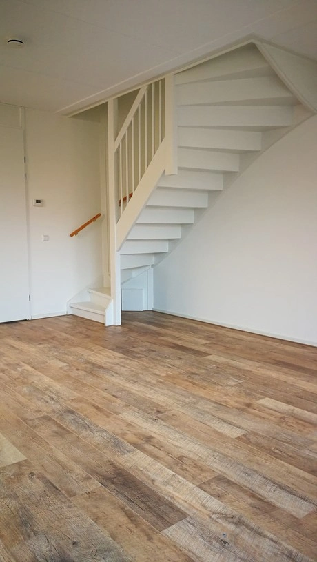 witte trap in een lege kamer houten vloer