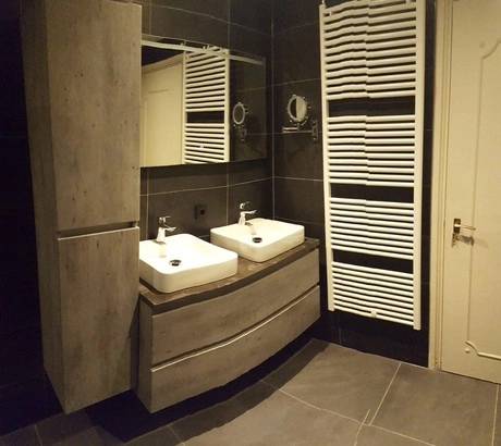 badkamer met dubbele wastafels en handdoekradiator