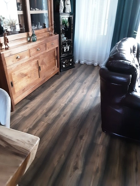 bruine houten kast en bank in woonkamer