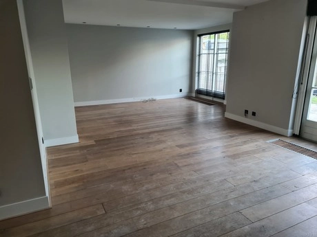 de kamer heeft een houten vloer